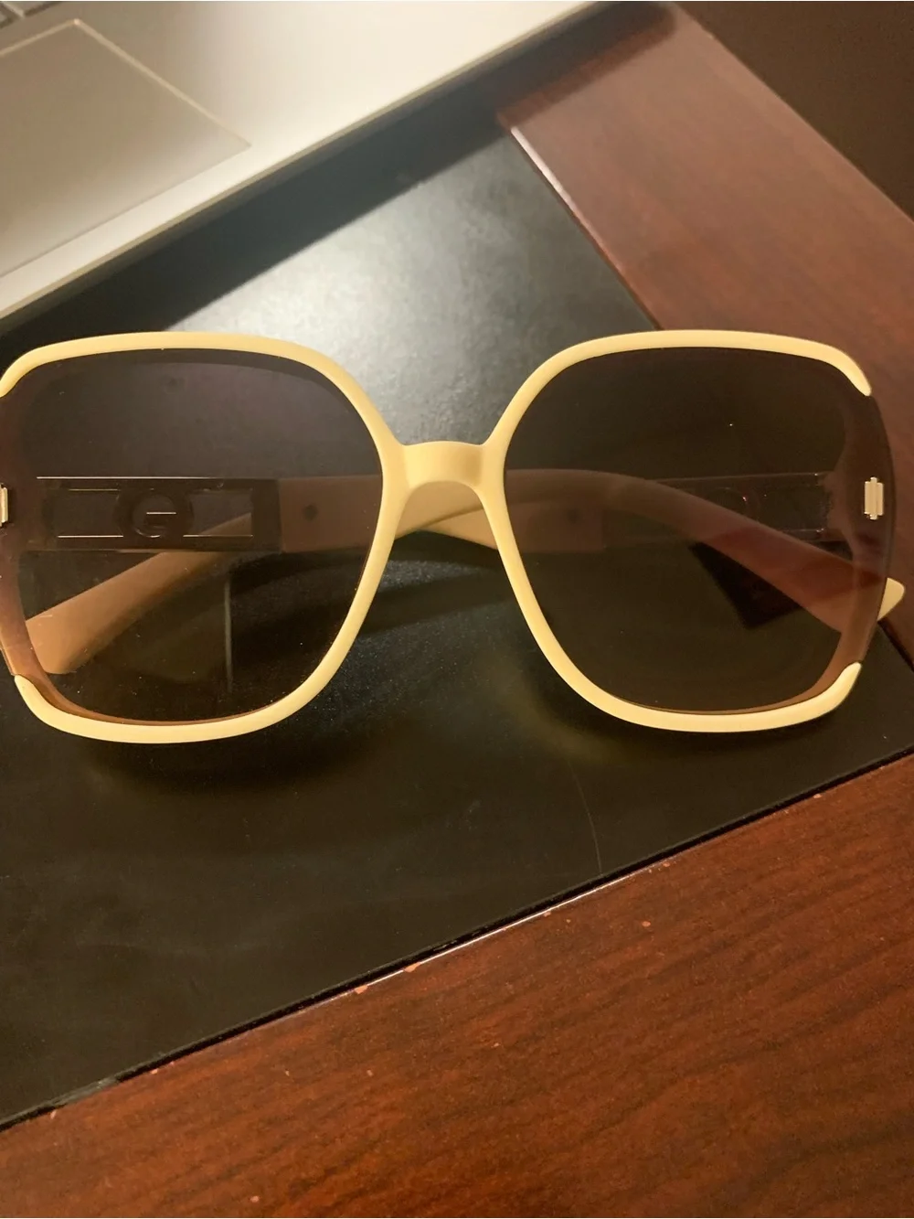 Women Guess Oversized Square Sunglasses in Pale Yellow - 100% authentic
